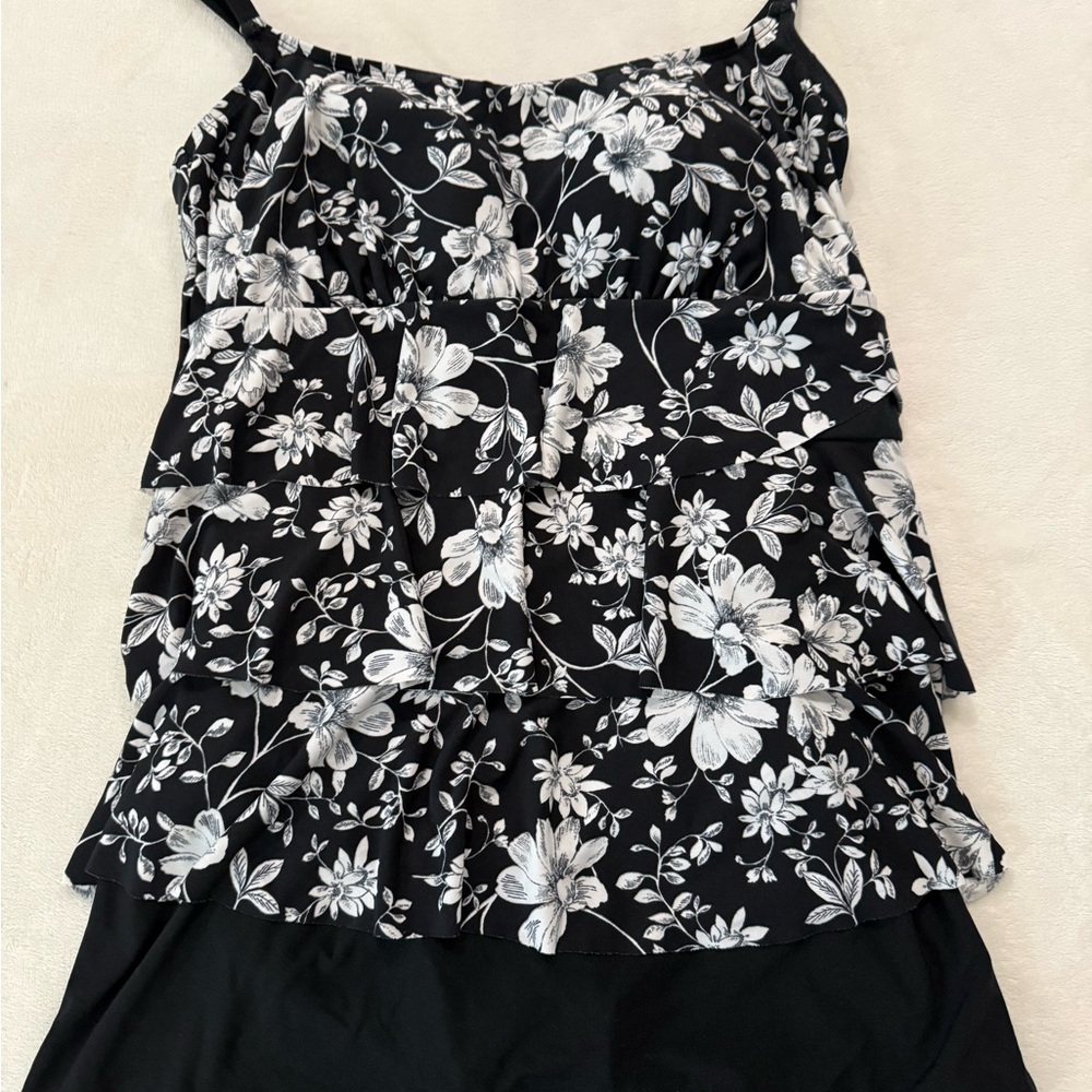 Great Lengths Women’s One Piece Black and White Swimsuit Size 12 E32